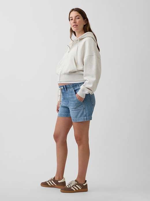 L'image numéro 3 présente Short confort en denim Douceur suprême avec panneau intégral de Maternité