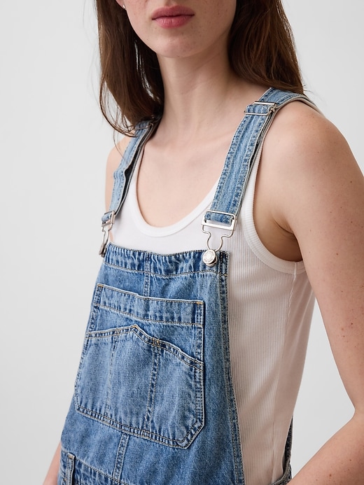 L'image numéro 4 présente Jupe-salopette courte en denim