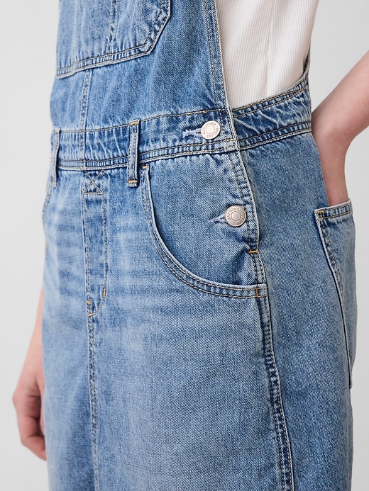 L'image numéro 6 présente Jupe-salopette courte en denim