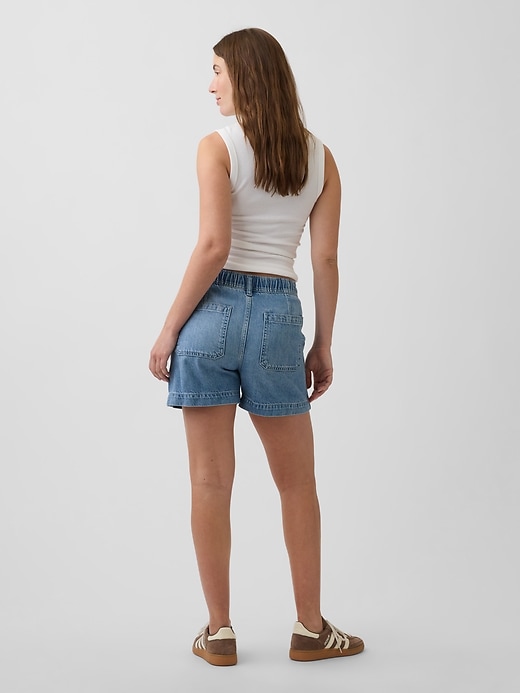 L'image numéro 2 présente Short confort en denim Douceur suprême avec panneau intégral de Maternité