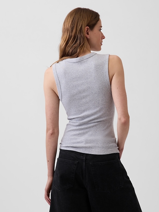 L'image numéro 3 présente Camisole moderne à encolure en V