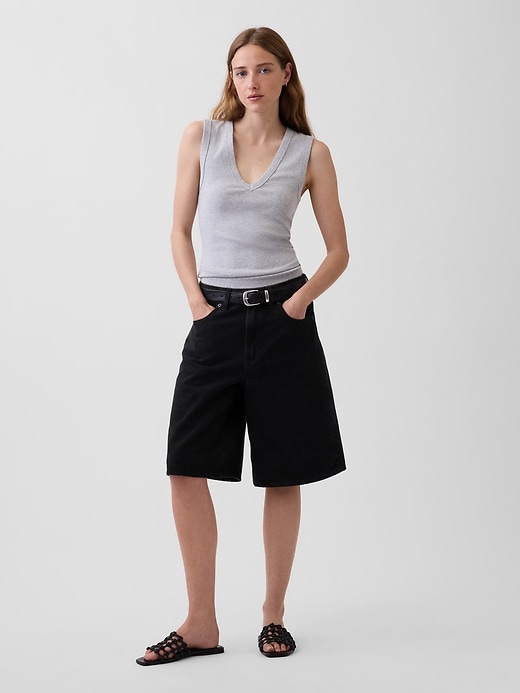 L'image numéro 2 présente Camisole moderne à encolure en V