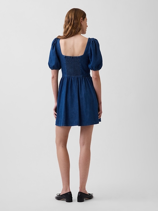 L'image numéro 2 présente Robe courte en denim à décolleté en cœur à manches bouffantes