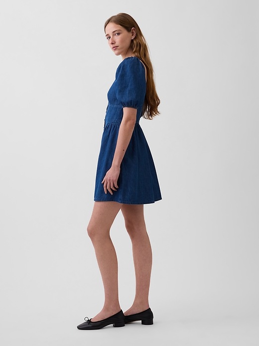 L'image numéro 3 présente Robe courte en denim à décolleté en cœur à manches bouffantes