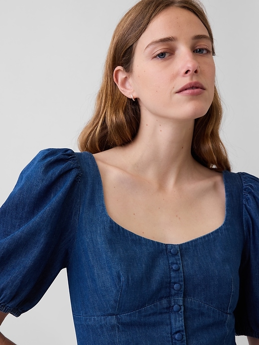 L'image numéro 4 présente Robe courte en denim à décolleté en cœur à manches bouffantes