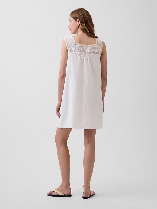 L'image numéro 2 présente Robe courte en mélange de lin à encolure crochetée