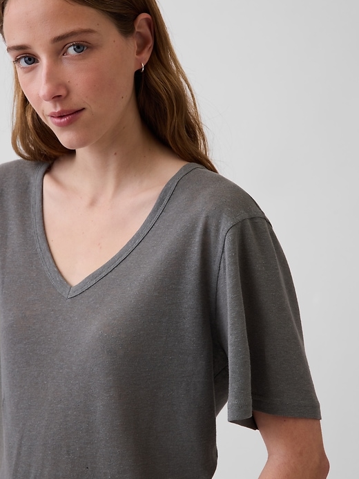 L'image numéro 4 présente T-shirt décontracté à encolure en V en mélange de lin