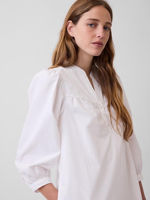 L'image numéro 4 présente Robe courte à encolure henley en popeline