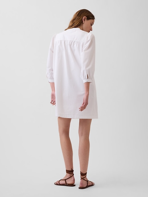 L'image numéro 2 présente Robe courte à encolure henley en popeline