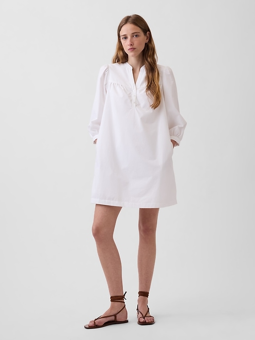 L'image numéro 1 présente Robe courte à encolure henley en popeline