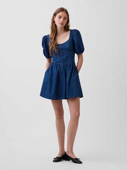 L'image numéro 1 présente Robe courte en denim à décolleté en cœur à manches bouffantes