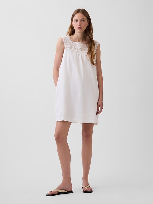 L'image numéro 1 présente Robe courte en mélange de lin à encolure crochetée