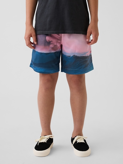 L'image numéro 2 présente Short confort en maille recyclée GapSport pour Enfant, entrejambe 15 cm