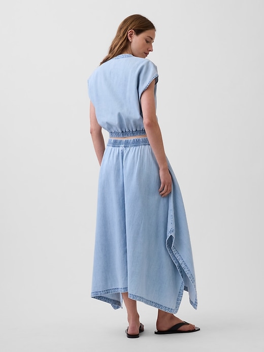 L'image numéro 2 présente Jupe à ourlet mouchoir mi-longue en denim