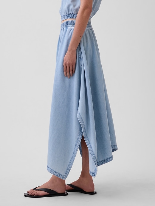 L'image numéro 3 présente Jupe à ourlet mouchoir mi-longue en denim
