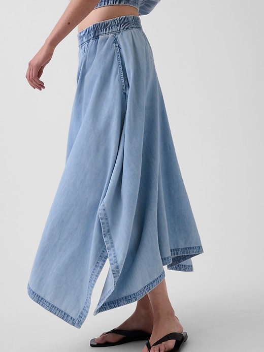 L'image numéro 4 présente Jupe à ourlet mouchoir mi-longue en denim