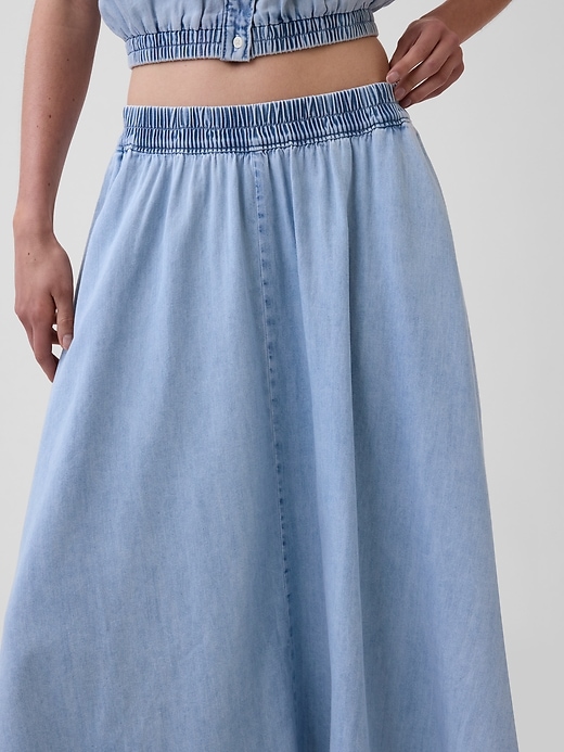 L'image numéro 5 présente Jupe à ourlet mouchoir mi-longue en denim