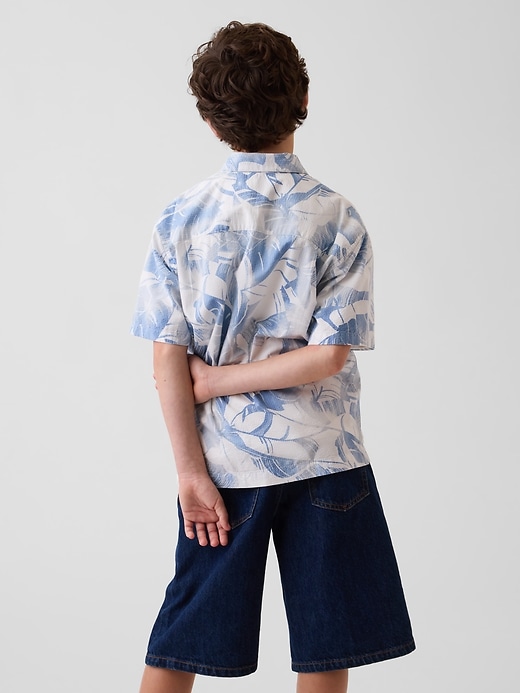 L'image numéro 3 présente Chemise de vacances décontractée texturée à motif floral pour Enfant