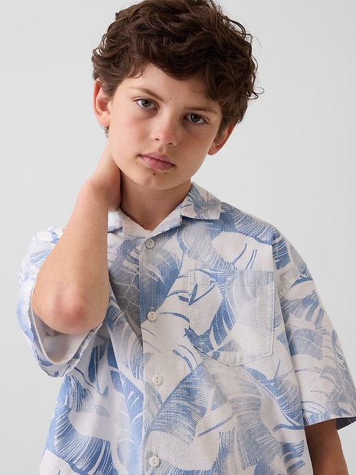 L'image numéro 4 présente Chemise de vacances décontractée texturée à motif floral pour Enfant