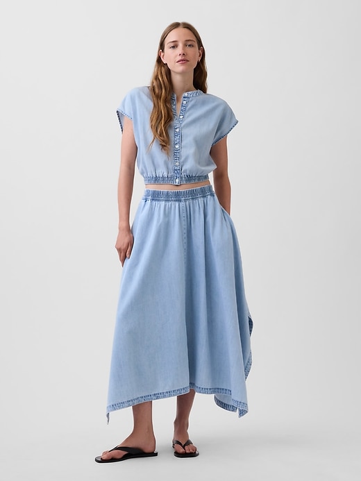 L'image numéro 1 présente Jupe à ourlet mouchoir mi-longue en denim
