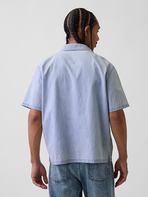 L'image numéro 3 présente Chemise de vacances en chambray