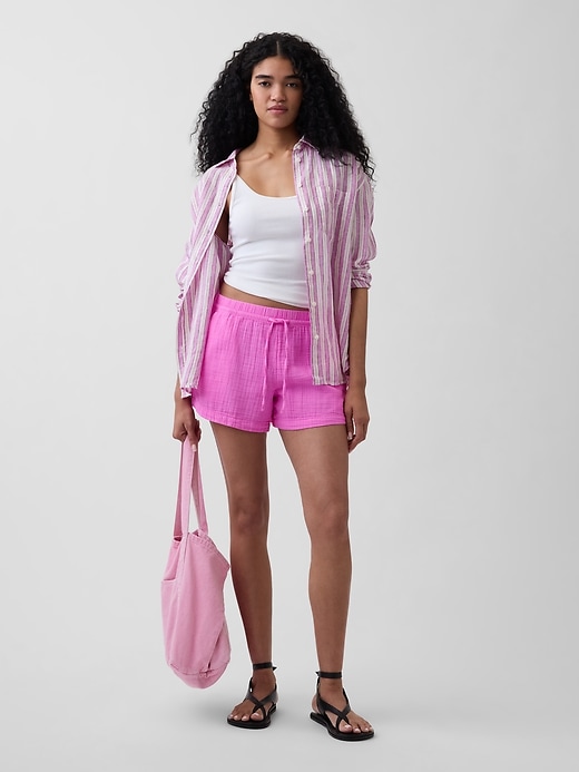 L'image numéro 6 présente Short confort en gaze de coton à taille mi-haute de 10 cm