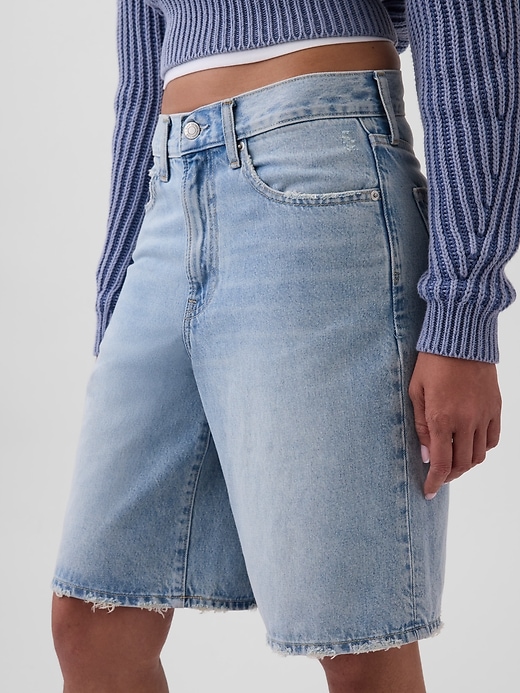 L'image numéro 5 présente Bermuda en denim à taille basse moyenne, entrejambe de 28 cm
