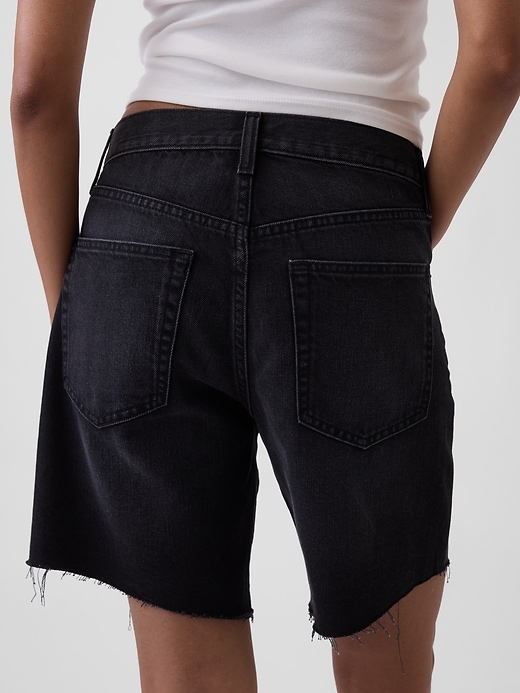 L'image numéro 5 présente Bermuda ample en denim à taille mi-basse, 20 cm