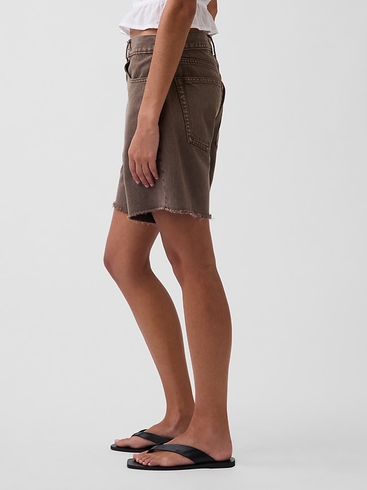 L'image numéro 3 présente Bermuda ample en denim à taille mi-basse, 20 cm