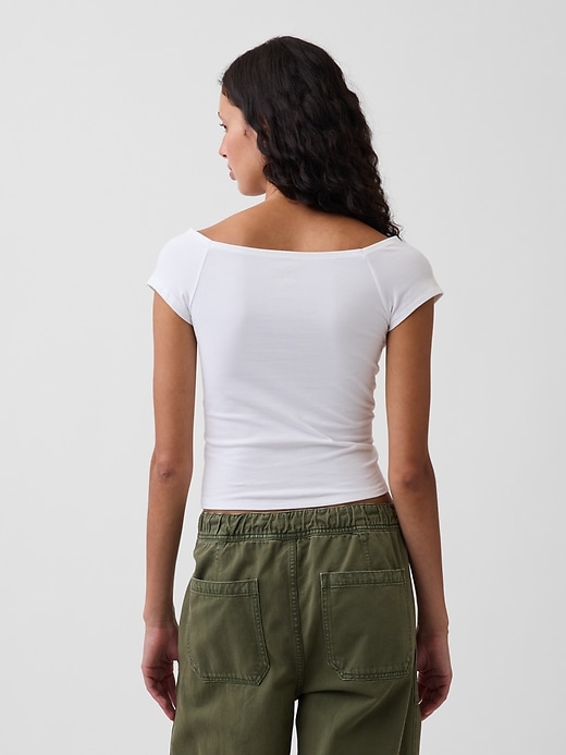 L'image numéro 3 présente T-shirt court moulant à épaules dénudées en jersey