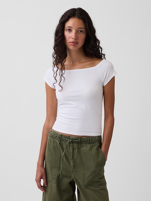 L'image numéro 1 présente T-shirt court moulant à épaules dénudées en jersey