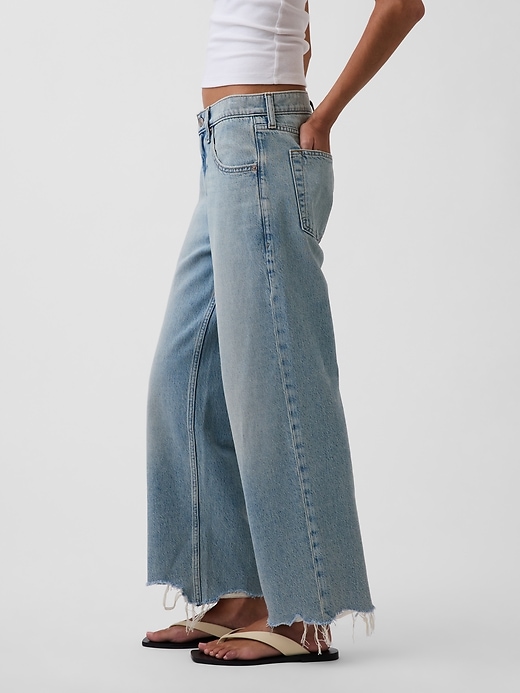 L'image numéro 3 présente Jean court décontracté à taille mi-basse ample