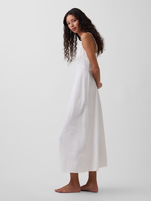 L'image numéro 2 présente Robe longue en mélange de lin brodé