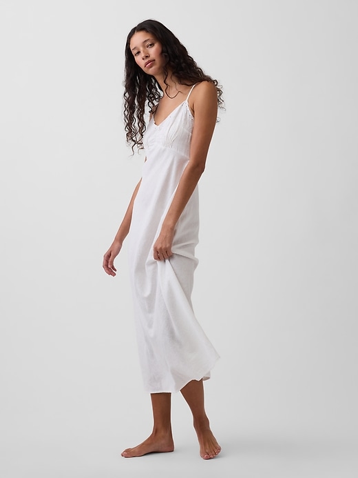L'image numéro 4 présente Robe longue en mélange de lin brodé