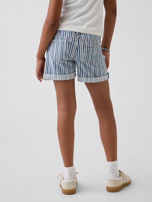 L'image numéro 4 présente Short mi-long en denim rayé pour Enfant