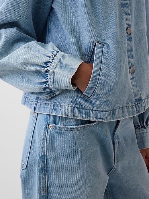 L'image numéro 5 présente Veste trapèze courte en denim à manches ballon