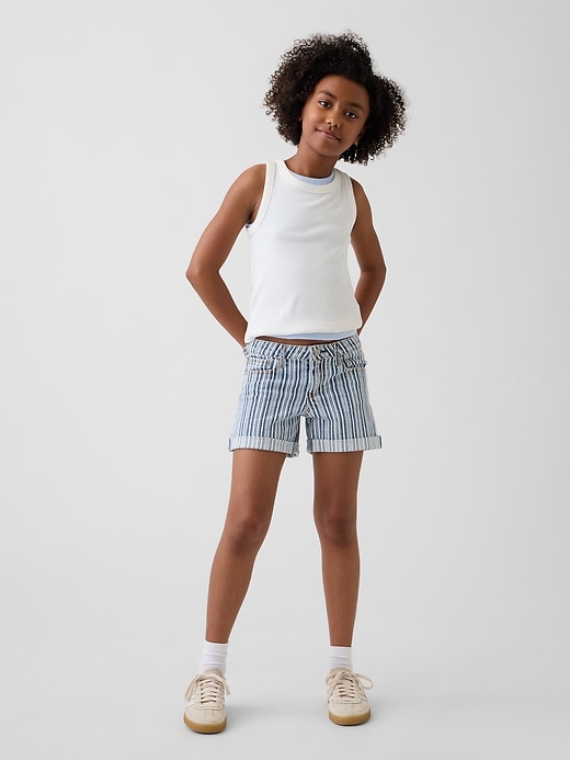 L'image numéro 1 présente Short mi-long en denim rayé pour Enfant