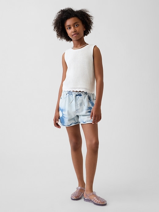 L'image numéro 1 présente Short confort en denim teint par nœuds à taille haute pour Enfant