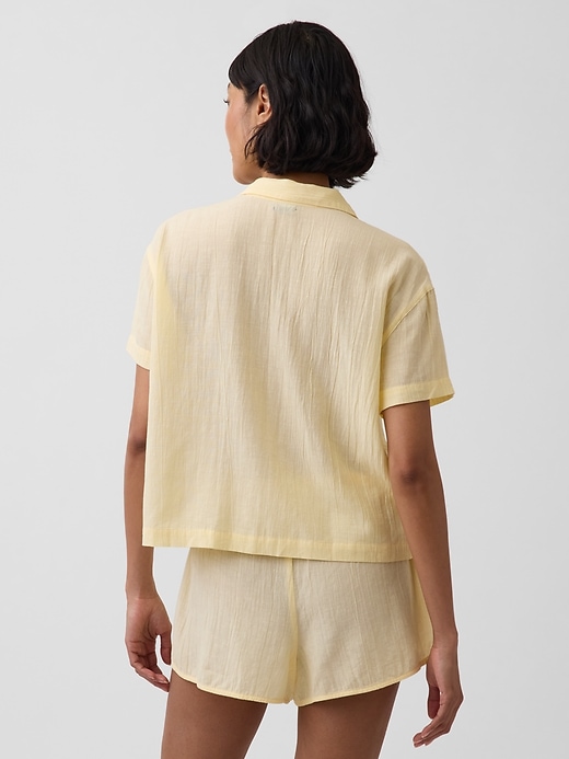 L'image numéro 3 présente Chemisier de pyjama surdimensionné en gaze froissée