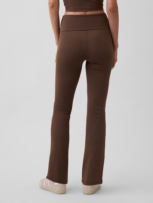 L'image numéro 3 présente Leggings légèrement évasés à taille repliable GapFit