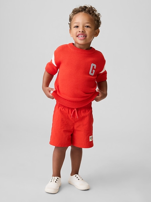 L'image numéro 1 présente Chemise de style universitaire en tricot à logo pour Bébé et Tout-petit