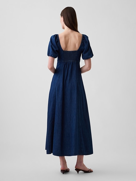 L'image numéro 2 présente Robe longue boutonnée sur le devant en denim à manches bouffantes