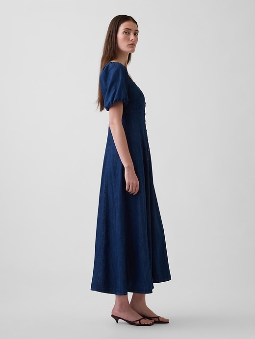 L'image numéro 3 présente Robe longue boutonnée sur le devant en denim à manches bouffantes