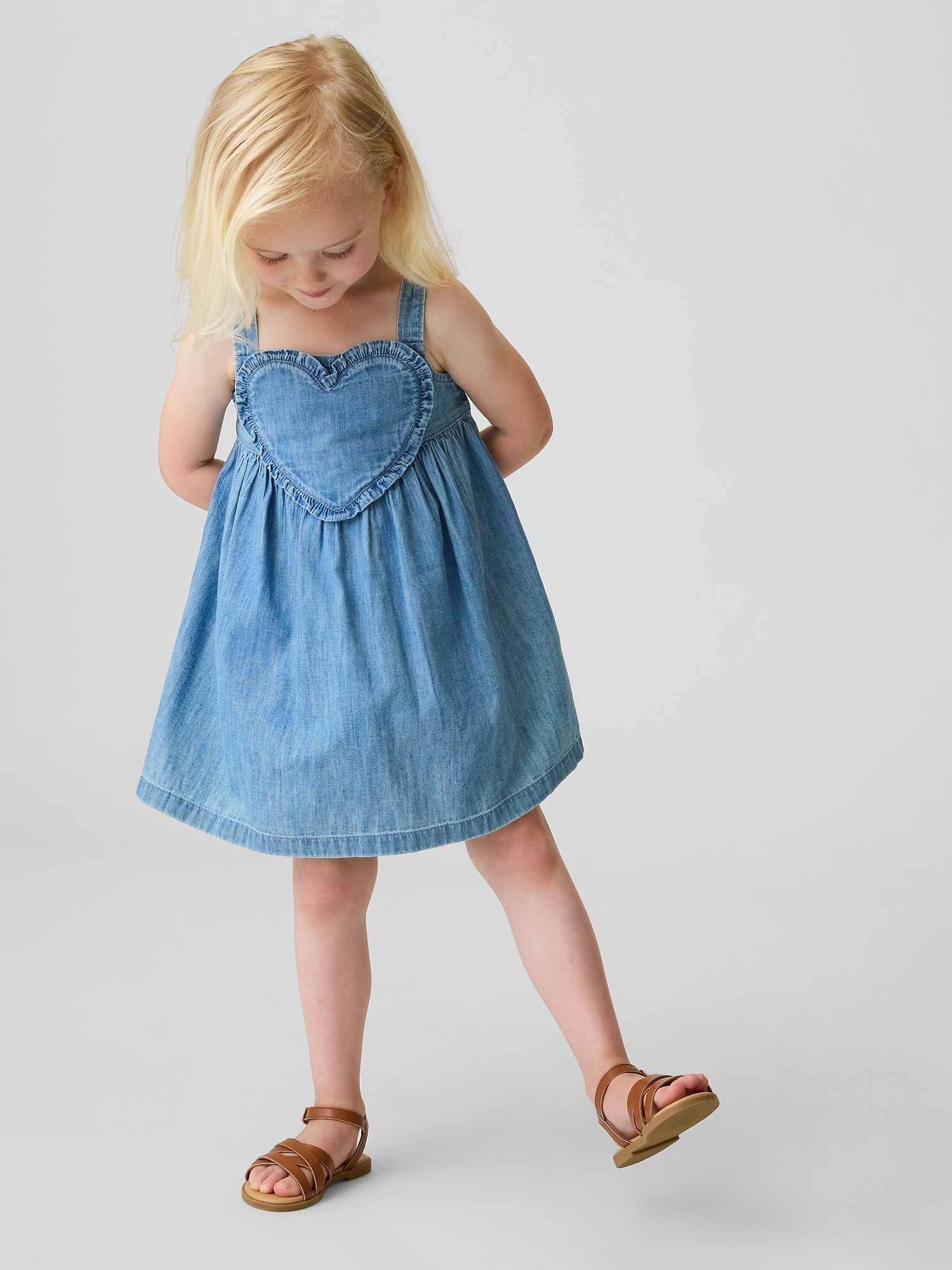 L'image numéro 1 présente Robe-camisole en denim à corsage en cœur pour Bébé et Toute-petite