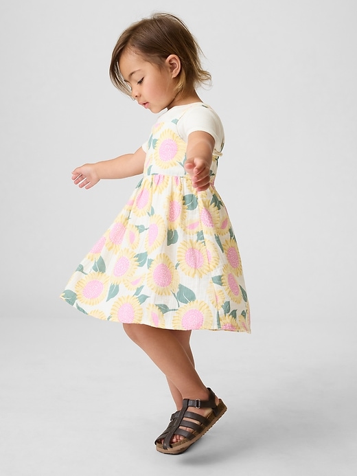 L'image numéro 1 présente Robe en gaze de coton à motif de tournesols pour Bébé et Toute-petite