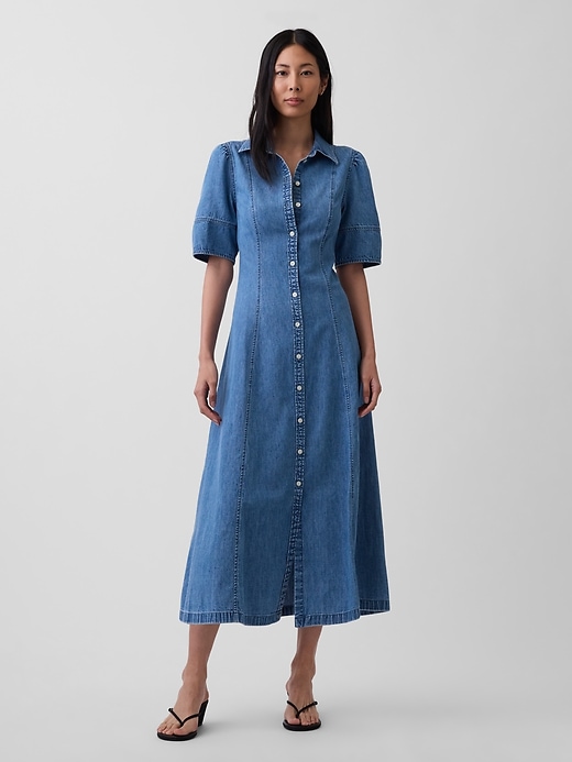 L'image numéro 1 présente Robe chemisier mi-longue en denim à manches cylindriques