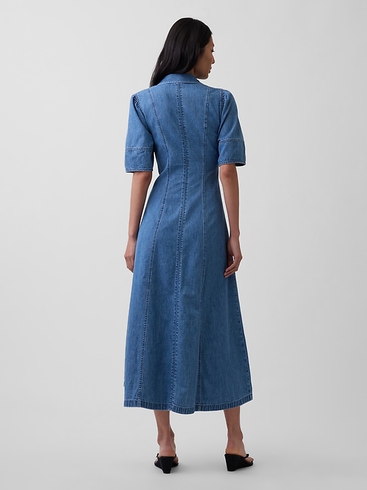L'image numéro 2 présente Robe chemisier mi-longue en denim à manches cylindriques