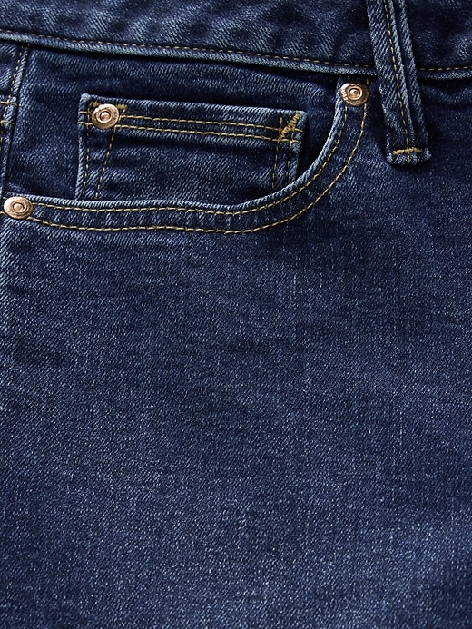 L'image numéro 8 présente Jean étroit légèrement évasé à taille basse
