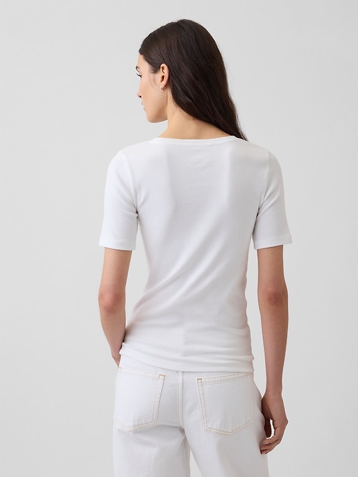 L'image numéro 2 présente T-shirt ras du cou moderne