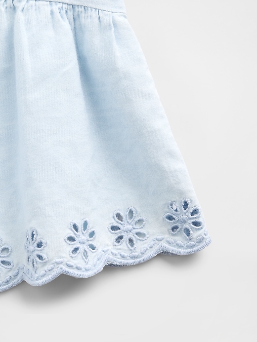 L'image numéro 4 présente Ensemble en denim à broderie anglaise pour Bébé et Tout-petit